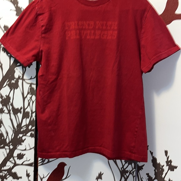 Bluenotes Men’s Size Small Red “Friends with Privileges” Graphic T-Shirt $20 - Picture 3 of 9